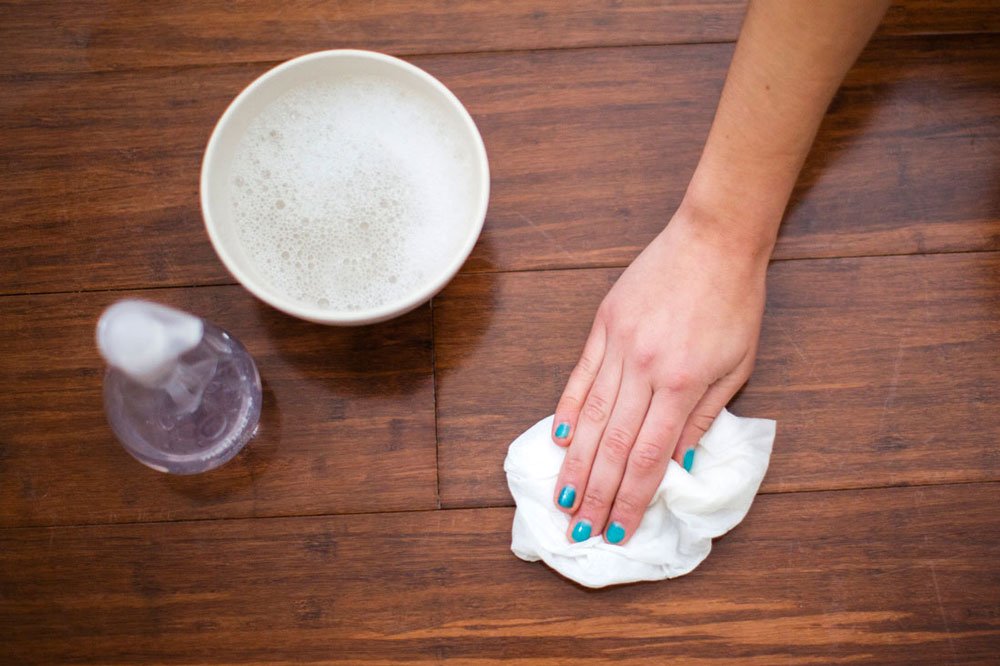 Sử dụng chất tẩy rửa mạnh có thể gây hại cho sàn cũng như sức khỏe của người sử dụng 