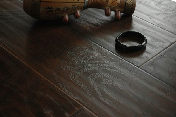 sàn gỗ công nghiệp mặt sần